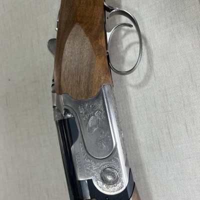 Espingarda dupla com coronha de madeira e partes metálicas gravadas