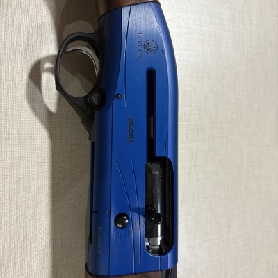 Espingarda Beretta azul com punho de madeira castanha