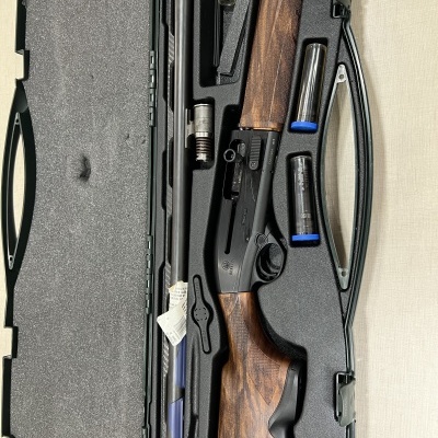 Espingarda de caça com coronha em madeira dentro de estojo rígido preto
