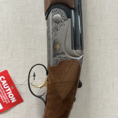 Espingarda de madeira e metal com etiqueta de aviso vermelha