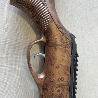 Coronha de espingarda em madeira com padrão natural e gatilho metálico