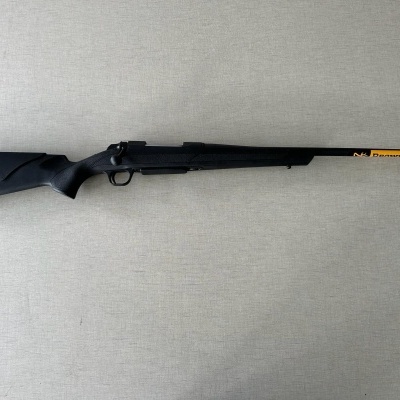 Espingarda preta com cano longo e inscrição Remington