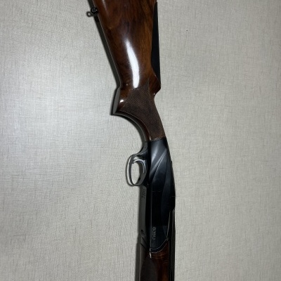 Espingarda com madeira castanha polida e metal preto fosco