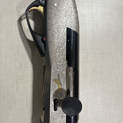 Espingarda com cabo em madeira e detalhes metálicos com gravuras florais e pássaro dourado