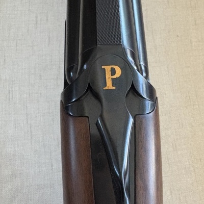 Espingarda de canos duplos com detalhes em madeira e metal preto