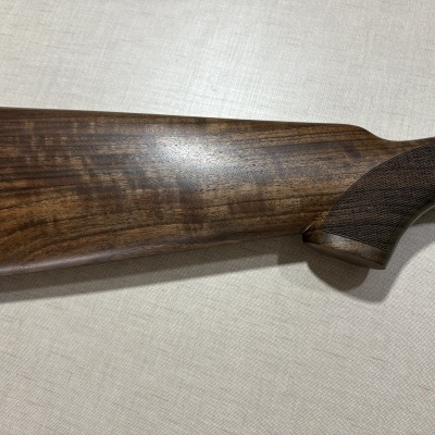 Coronha de arma em madeira castanha com textura trabalhada