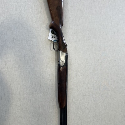 Espingarda de cano duplo com madeira escura e metal preto