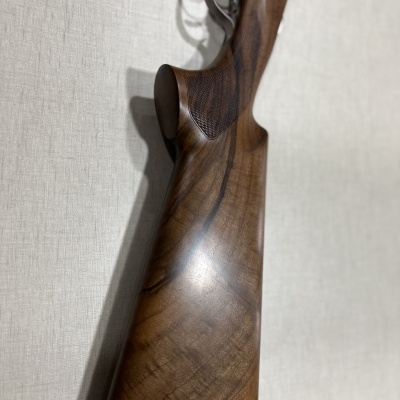 Coronha de espingarda em madeira castanha com padrão natural e gravação quadriculada