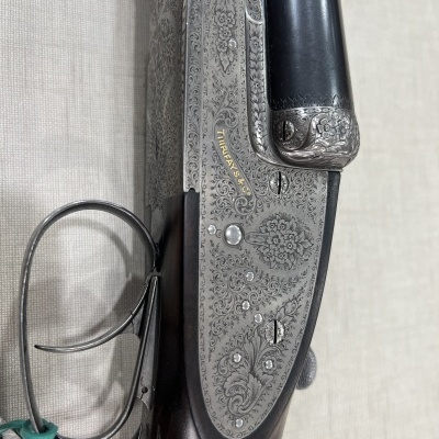 Espingarda com gravações florais em metal e madeira escura