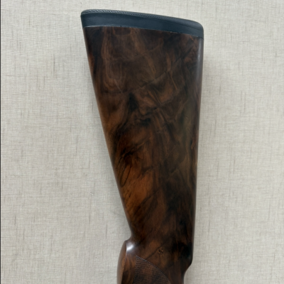 Coronha de espingarda em madeira castanha escura e acabamento polido