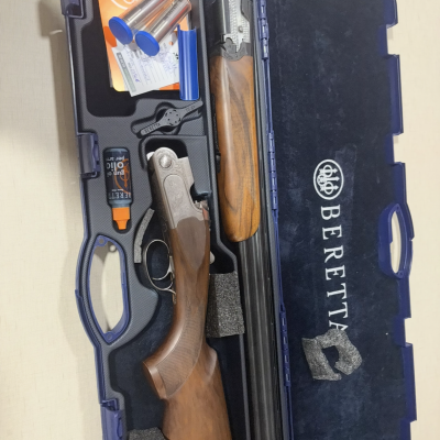 Estojo azul com espingarda Beretta e acessórios