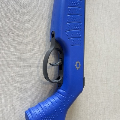 Empunhadura de arma de fogo azul com detalhes em preto