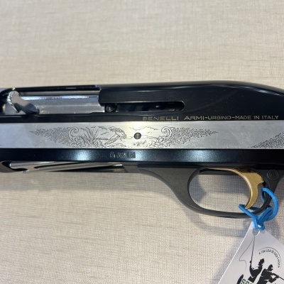 Espingarda Benelli com cabo de madeira e armação metálica preta com gravações