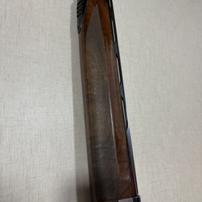 Parte frontal de espingarda com madeira castanha e metal preto