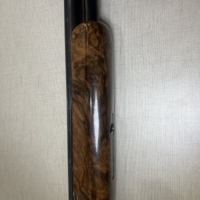 Parte de espingarda com guarda-mão de madeira castanha e metal preto