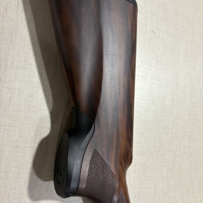 Coronha de espingarda em madeira castanha com detalhes em plástico preto