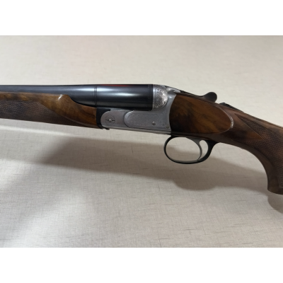 Espingarda de canos paralelos com coronha e detalhes em madeira e metal