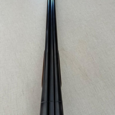 Arma de caça com canos duplos pretos sobre fundo bege