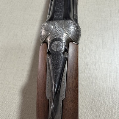 Espingarda de canos duplos com madeira e detalhes metálicos gravados