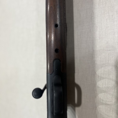 Carabina com coronha de madeira e mecanismo metálico preto