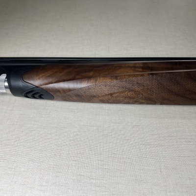 Ponteira de tubo com detalhes em madeira e metal, anel azul