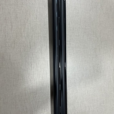 Cano de arma de fogo preto brilhante com parte em madeira castanha