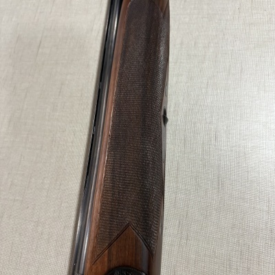 Espingarda com punho de madeira e canos metálicos