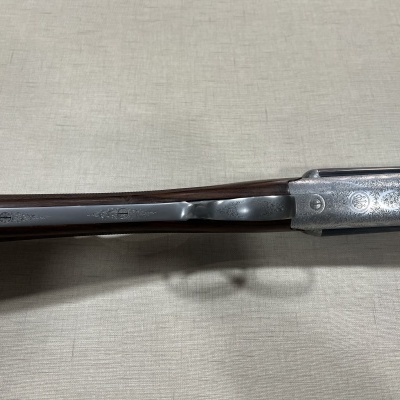 Espingarda com gravações em metal e madeira escura
