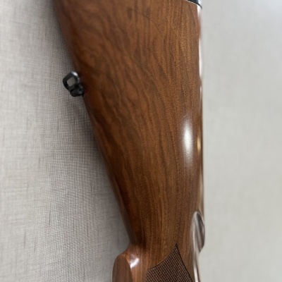 Coronha de espingarda em madeira castanha com acabamento polido