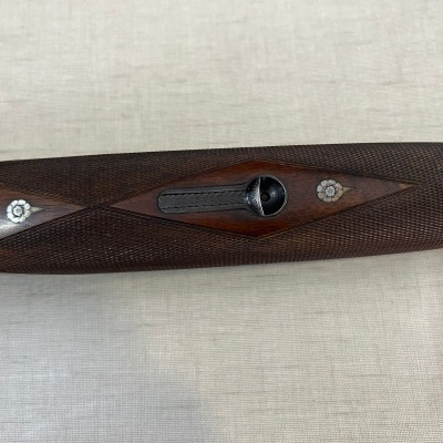 Parte de madeira trabalhada com elementos metálicos em fundo claro