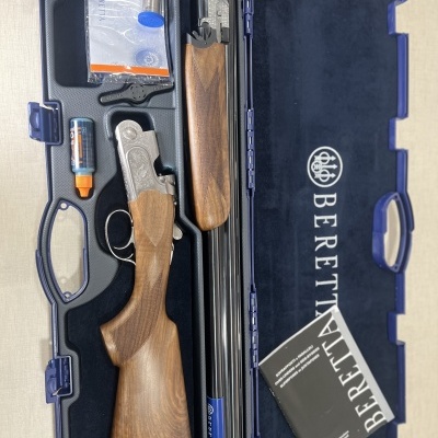 Estojo azul Beretta com espingarda desmontada e acessórios