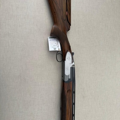 Espingarda de caça em madeira castanha e metal prateado