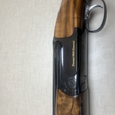 Espingarda em madeira com metal preto e texto dourado Perazzi DP31 Special