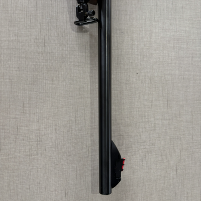 Parte de rifle de cano duplo metálico preto com coronha em madeira castanha e mira traseira