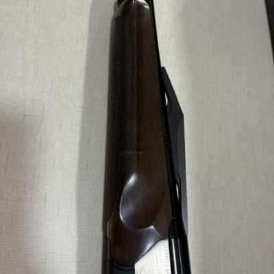 Espingarda com madeira escura e metal negro com gravação BENELLI ARMI URBINO.