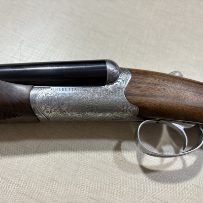 Espingarda dupla Beretta com armação metálica gravada e madeira castanha