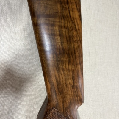 Coronha de madeira polida com acabamento em preto na parte superior