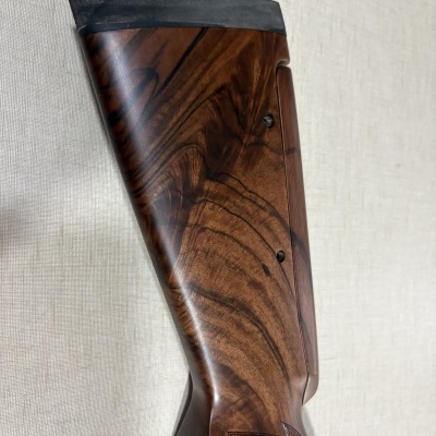 Coronha de arma de madeira polida com acabamento em borracha preta