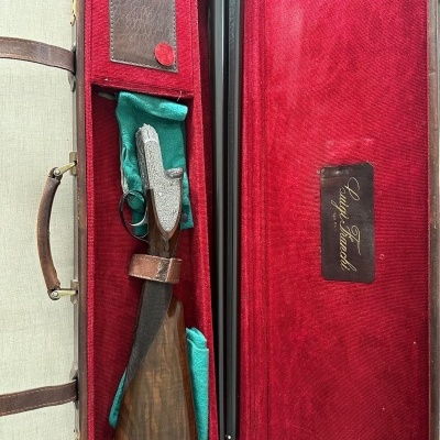 Estojo de espingarda em madeira e metal, interior vermelha em veludo