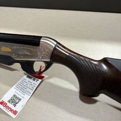 Espingarda Benelli com coronha em madeira escura e cano metálico prateado