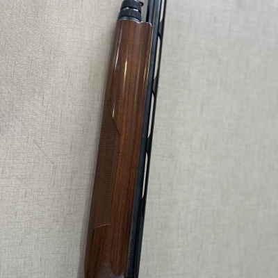 Parte de espingarda com madeira polida castanha e cano metálico negro