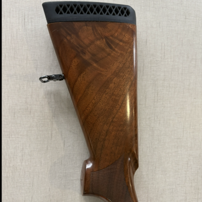 Coronha de espingarda em madeira polida com reforço de borracha e puxador metálico