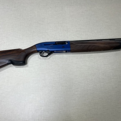 espingarda com madeira escura e metal azul