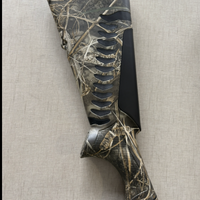 Arma de caça camuflada com etiqueta de garantia