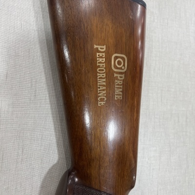 Parte posterior de suporte para arma de fogo em madeira com gravação PRIM PERFORMANCE e logo Instagram