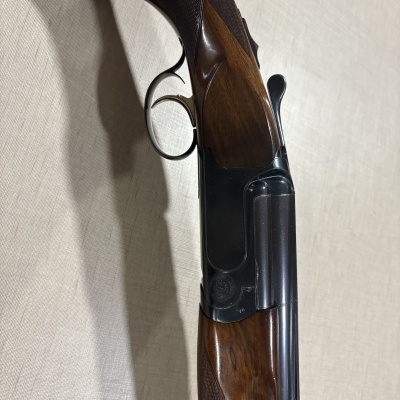 Espingarda de caça de canos duplos com coronha em madeira e metal