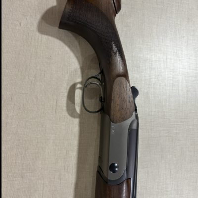 Rifle de cano duplo com coronha de madeira castanha escura e marcação F16.