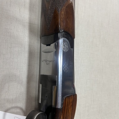 Espingarda de madeira e metal com inscrições kronosan ST