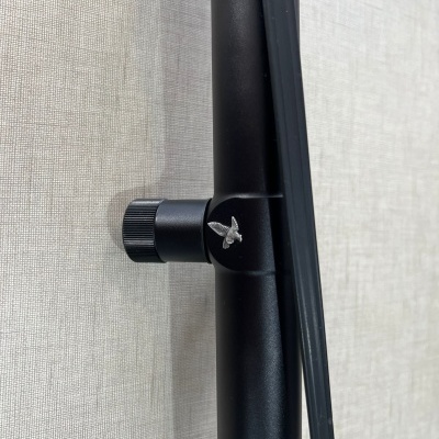 Mira telescópica preta com botão de ajuste e logótipo de pá prateada