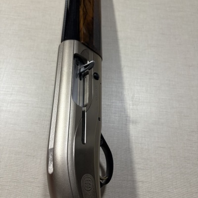 Espingarda metálica Beretta com madeira castanha e detalhes pretos